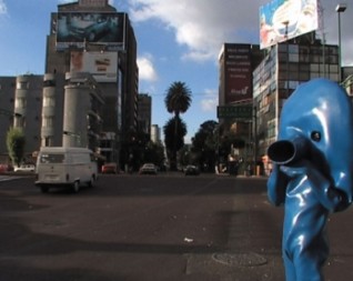 Blue Man i Mexico – klar for nye møter og nye opplevelser. Men er lokalbefolkningen klar for han? Foto:André Kuenzy    