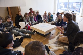 Formidling i Vindusgalleriet, Nasjonalmuseet 2011, 5. klasse ved Ila skole, Oslo. Formidler: Anna Carin Hedberg. Foto: Nasjonalmuseet